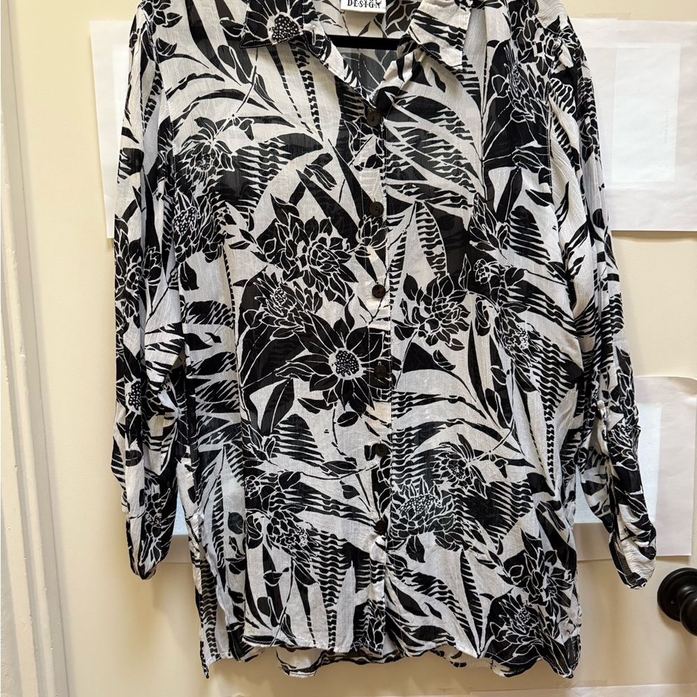 Chico's Rayon Black & White  Floral Button Down Shirt. Chicos Size 2 (M-L)